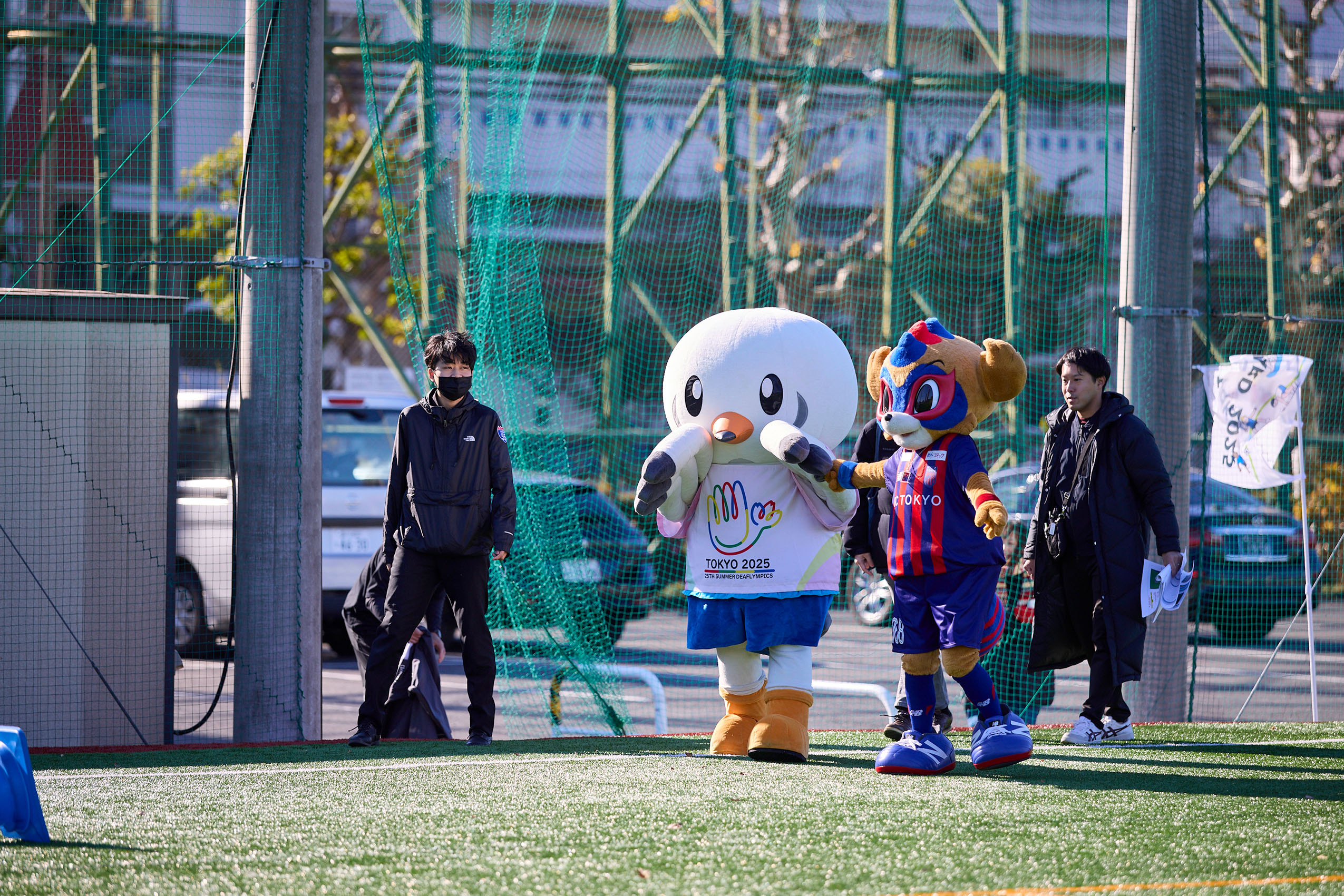 東京ドロンパとゆりーとが子供たちに近づいている写真