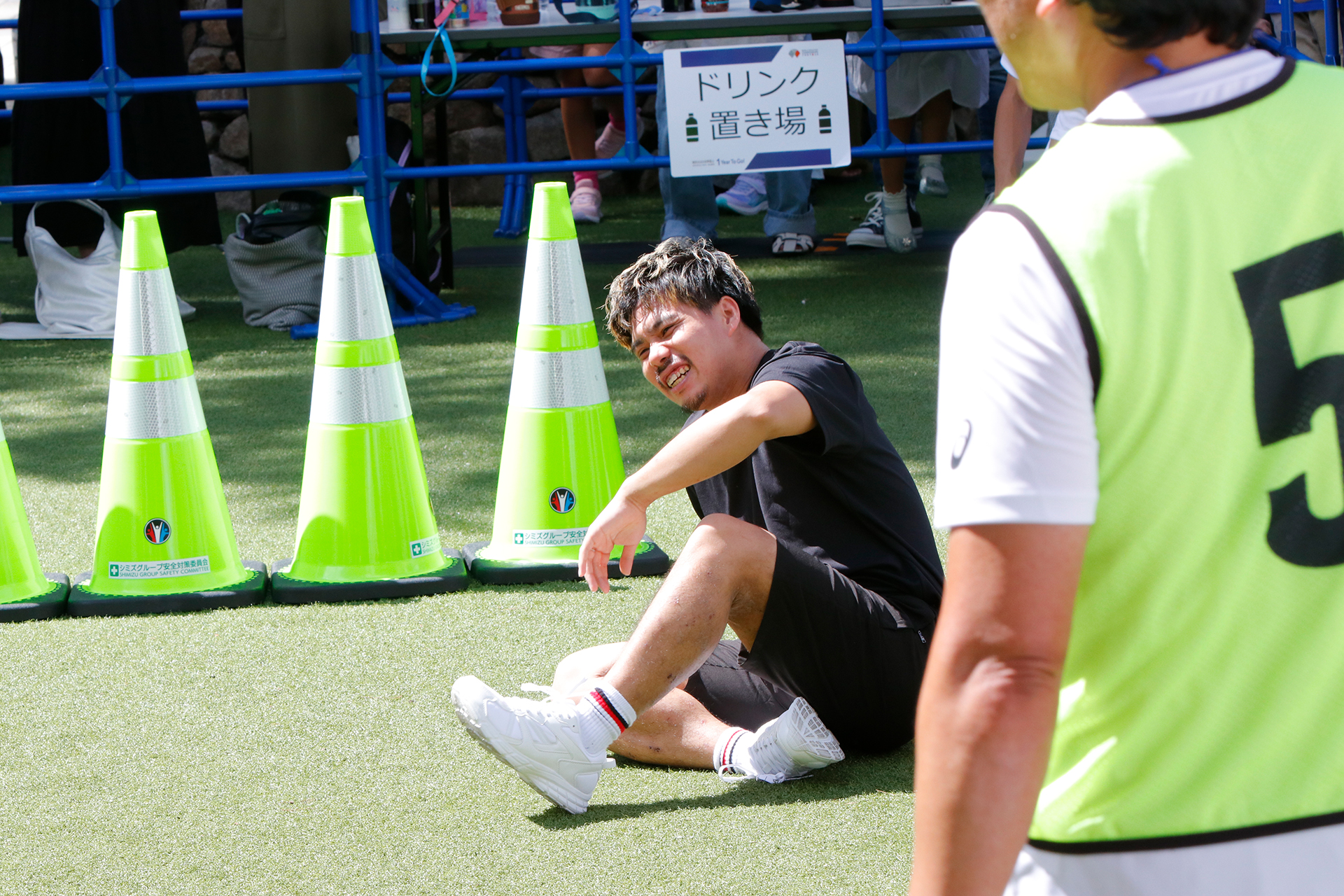 座り込んでしまうザカオさんの写真