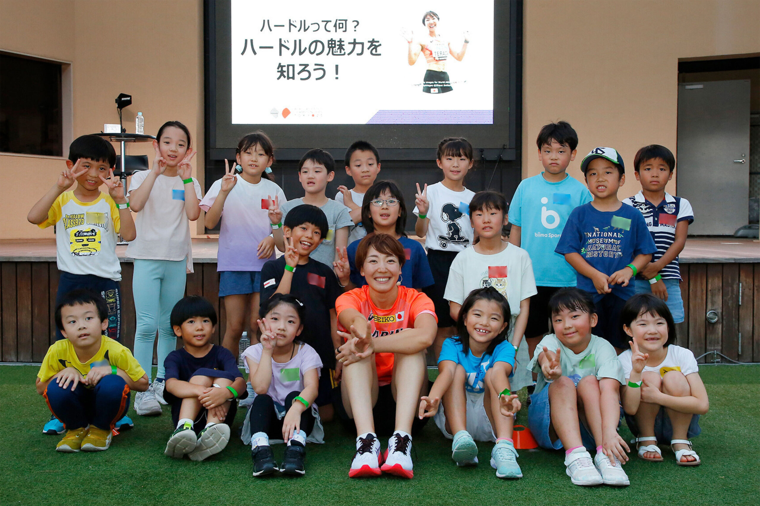 小学1～3年生の皆さんと寺田選手がピースをしている集合写真