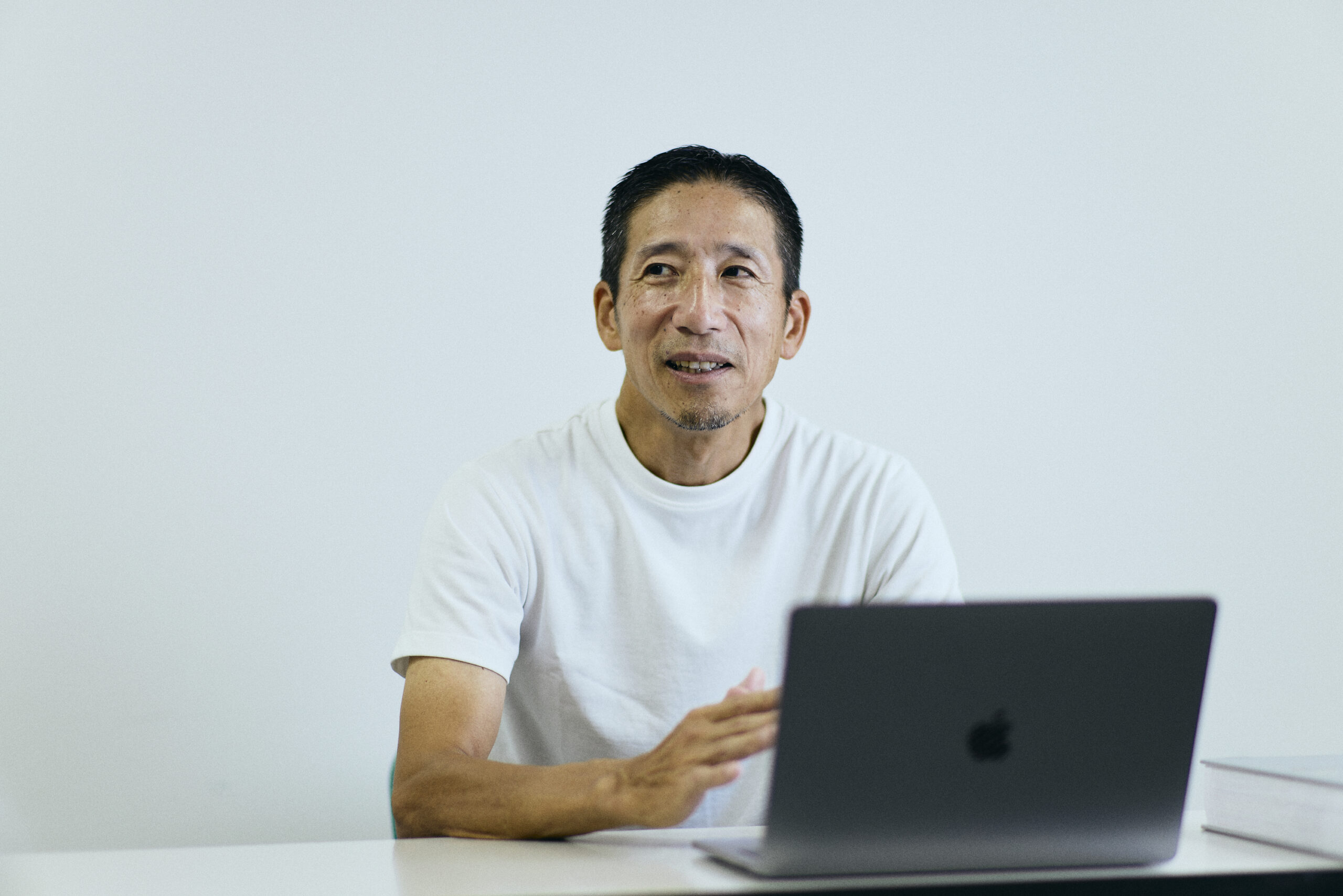 The photo of Nakagawa getting interviewed in front of his PC.