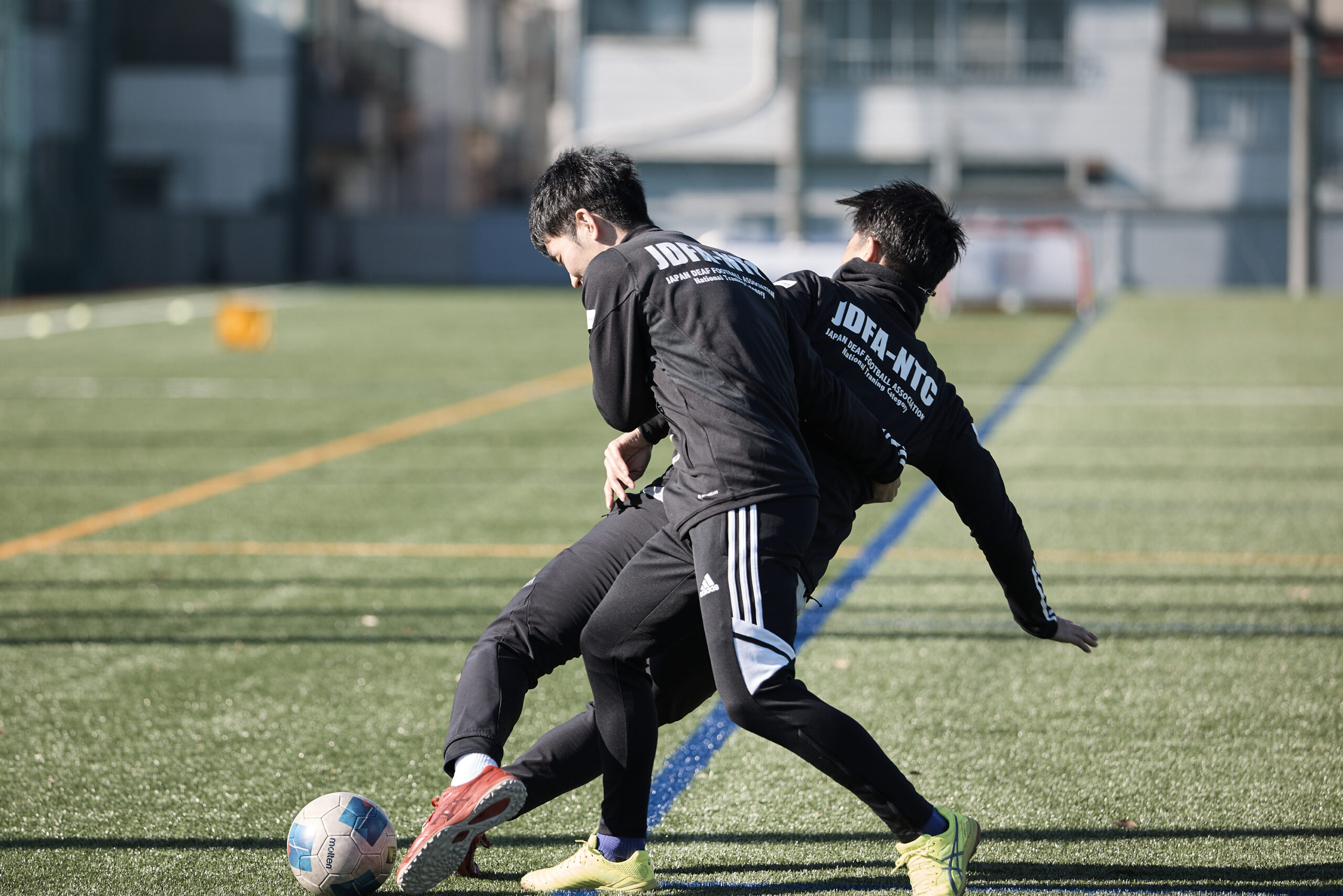 ファウルを見せている坂本選手と土屋選手の写真