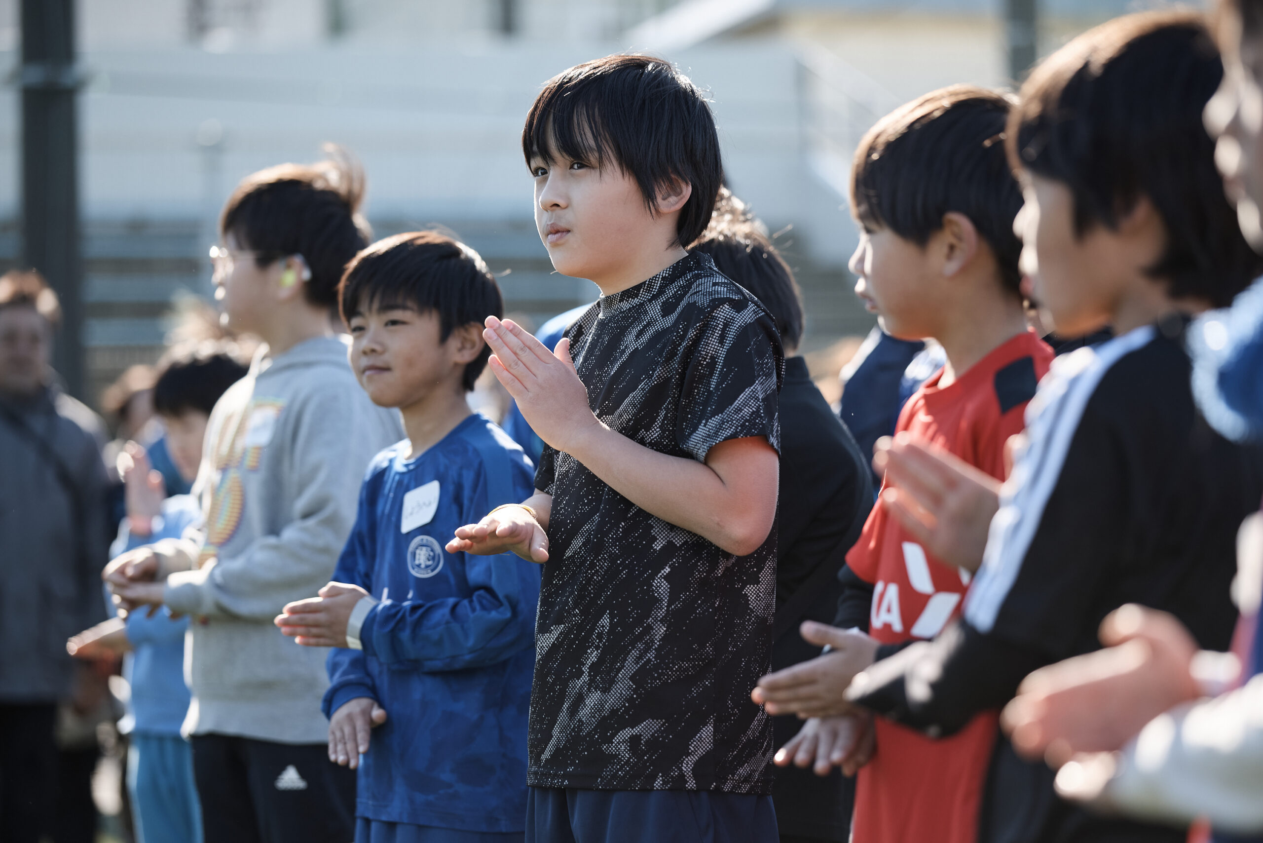 参加者の子供たちが手話でありがとうをやっている写真