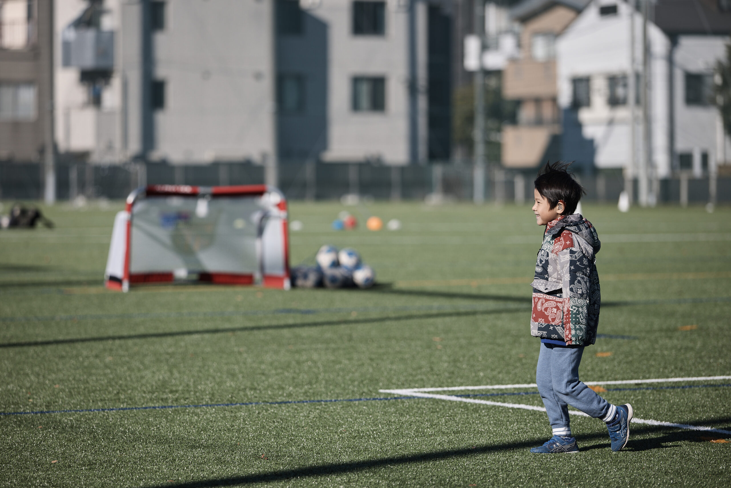 男の子が芝生の上に立っている写真