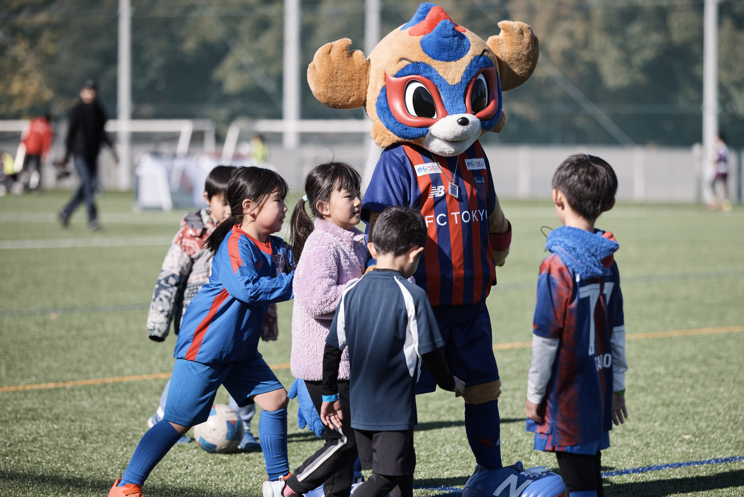 東京ドロンパの周りに集まっている参加者の子供たちの写真