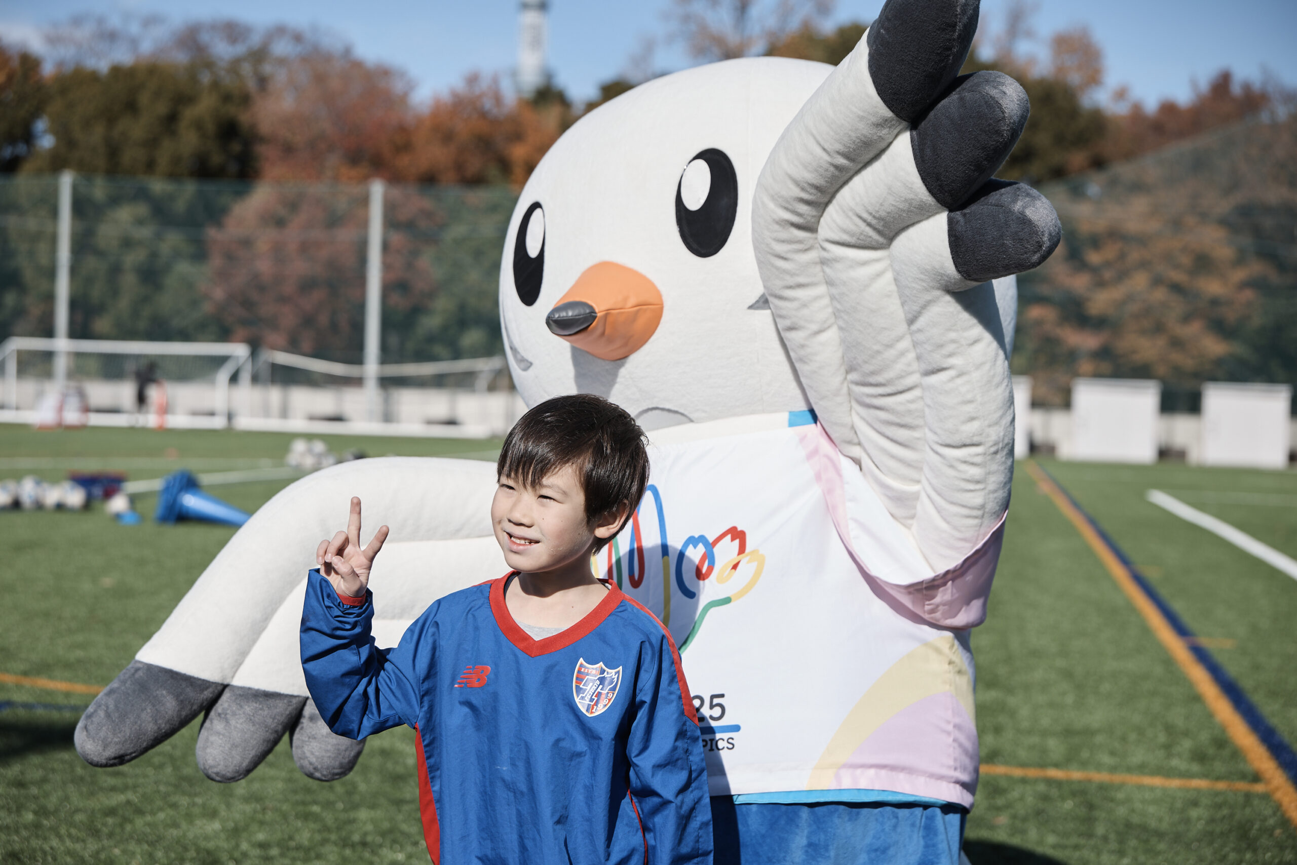 ゆりーとと記念写真を撮っている男の子の写真