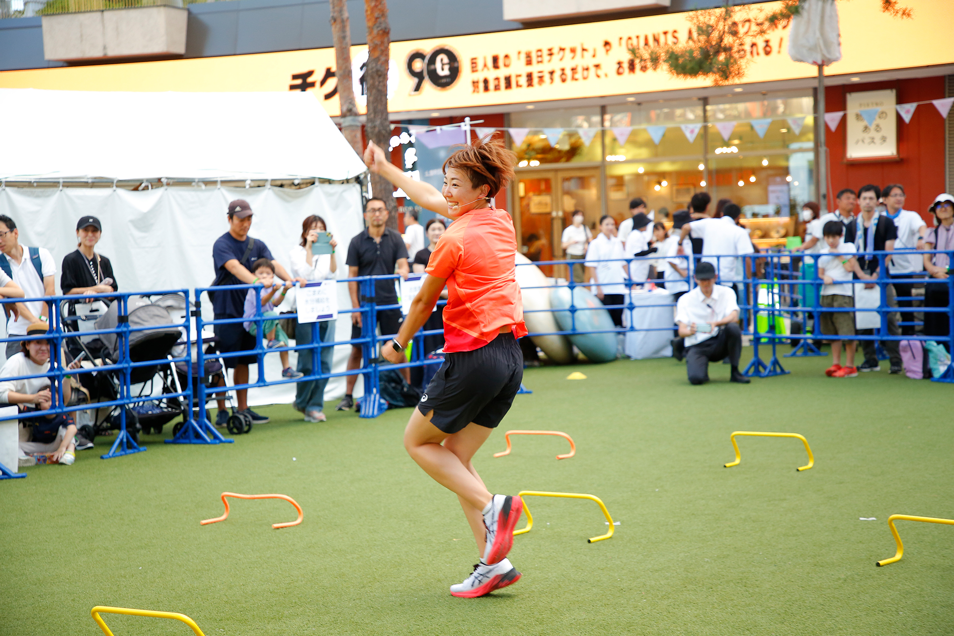 腕を体の前で交互に上下させながら走っている寺田選手の写真