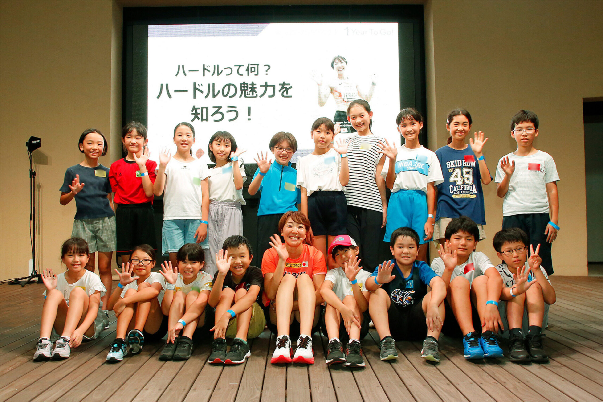 小学4～6年生の皆さんと寺田選手がパーをしている集合写真