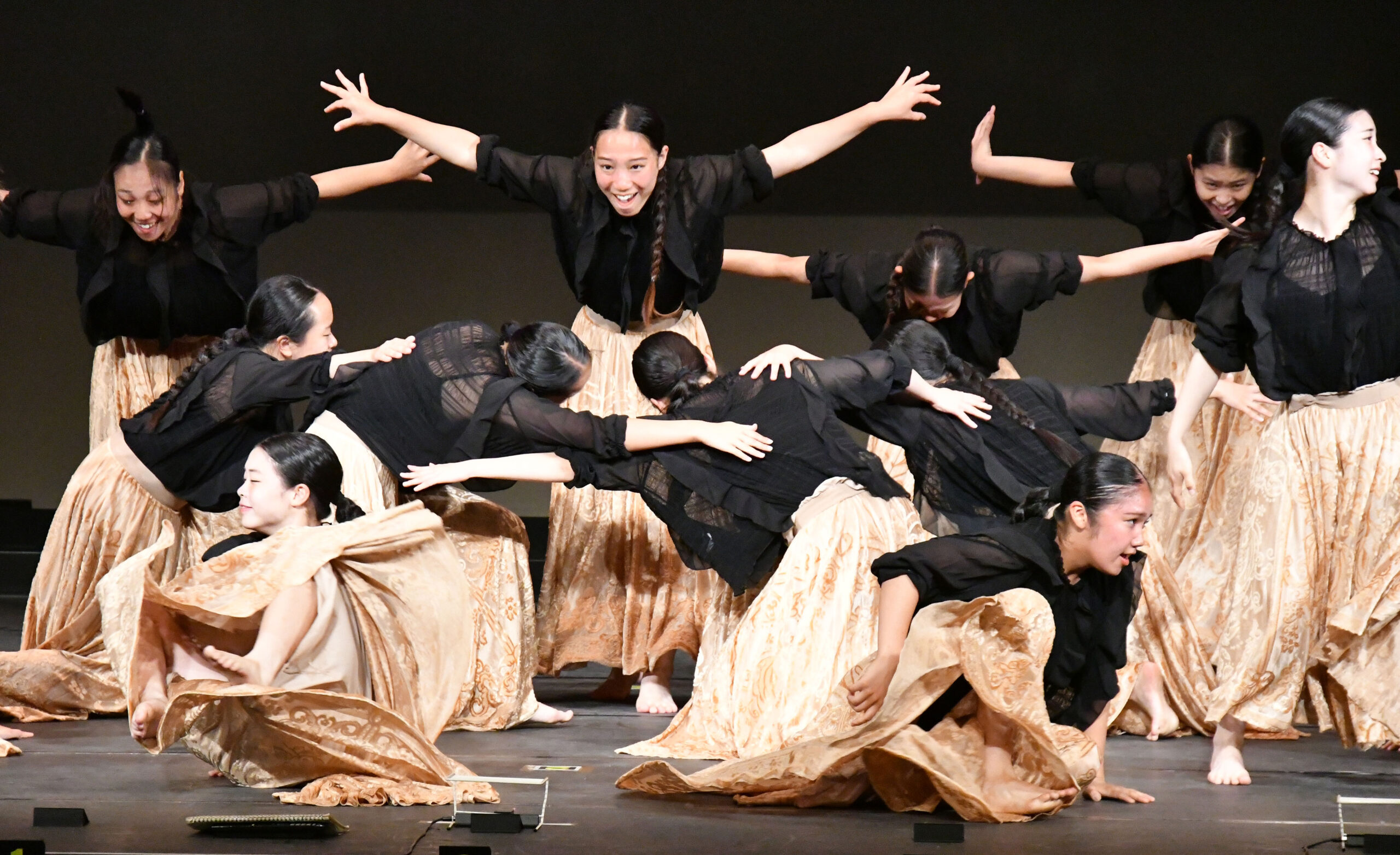 久米田高等学校の皆さんがダンスをしている写真