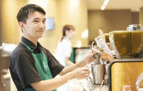 店内でコーヒーを淹れているさとりさんの写真