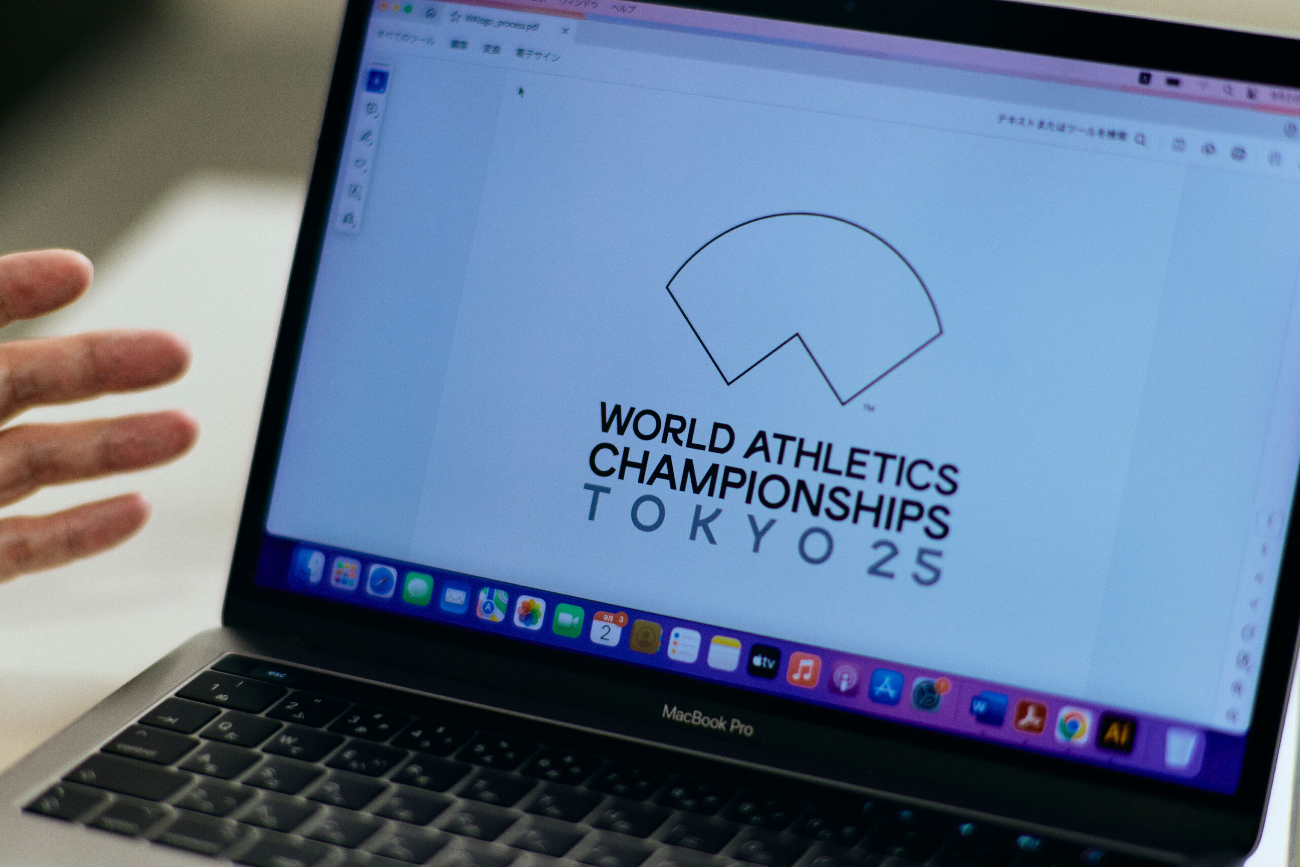 PC画面に扇形とWORLD ATHLETICS CHAMPIONSHIPS TOKYO25と書かれているロゴの画像