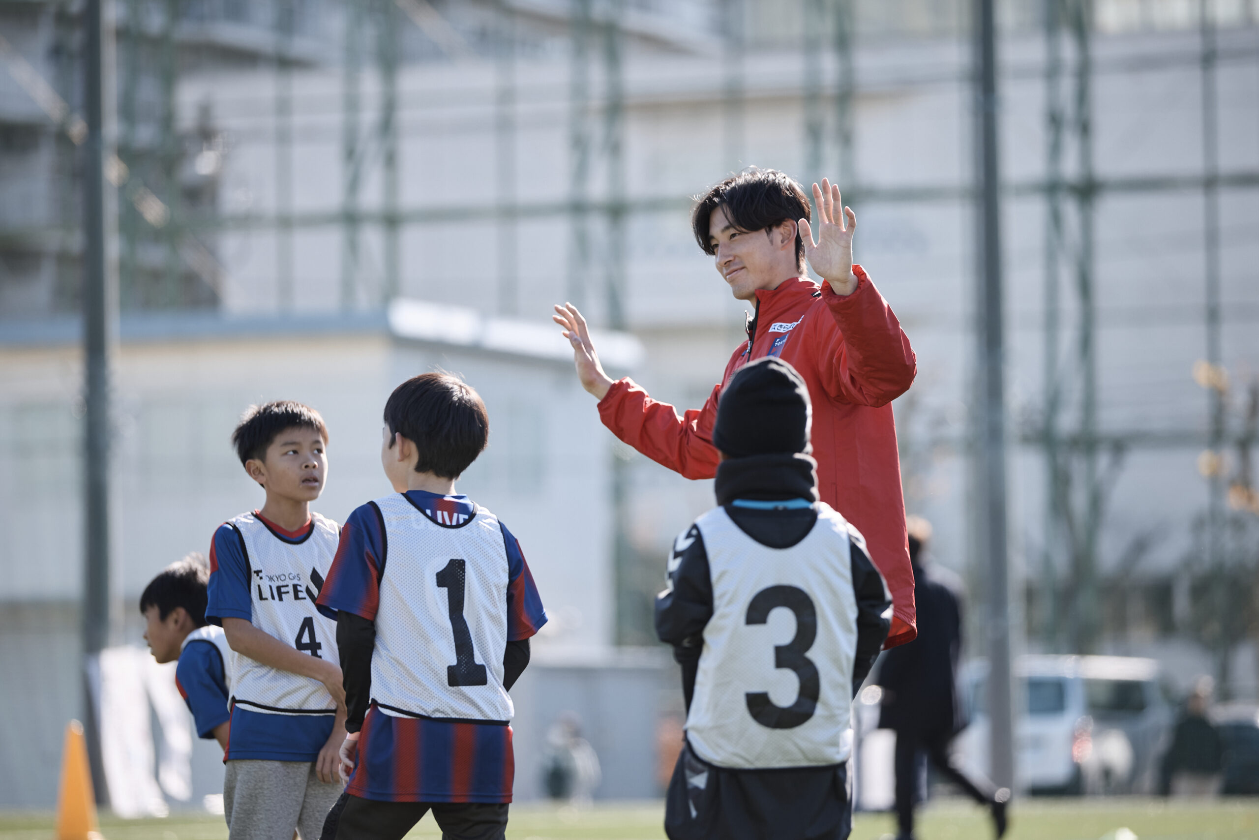 参加者に両手を上げ何かジェスチャーをしている小林選手の写真