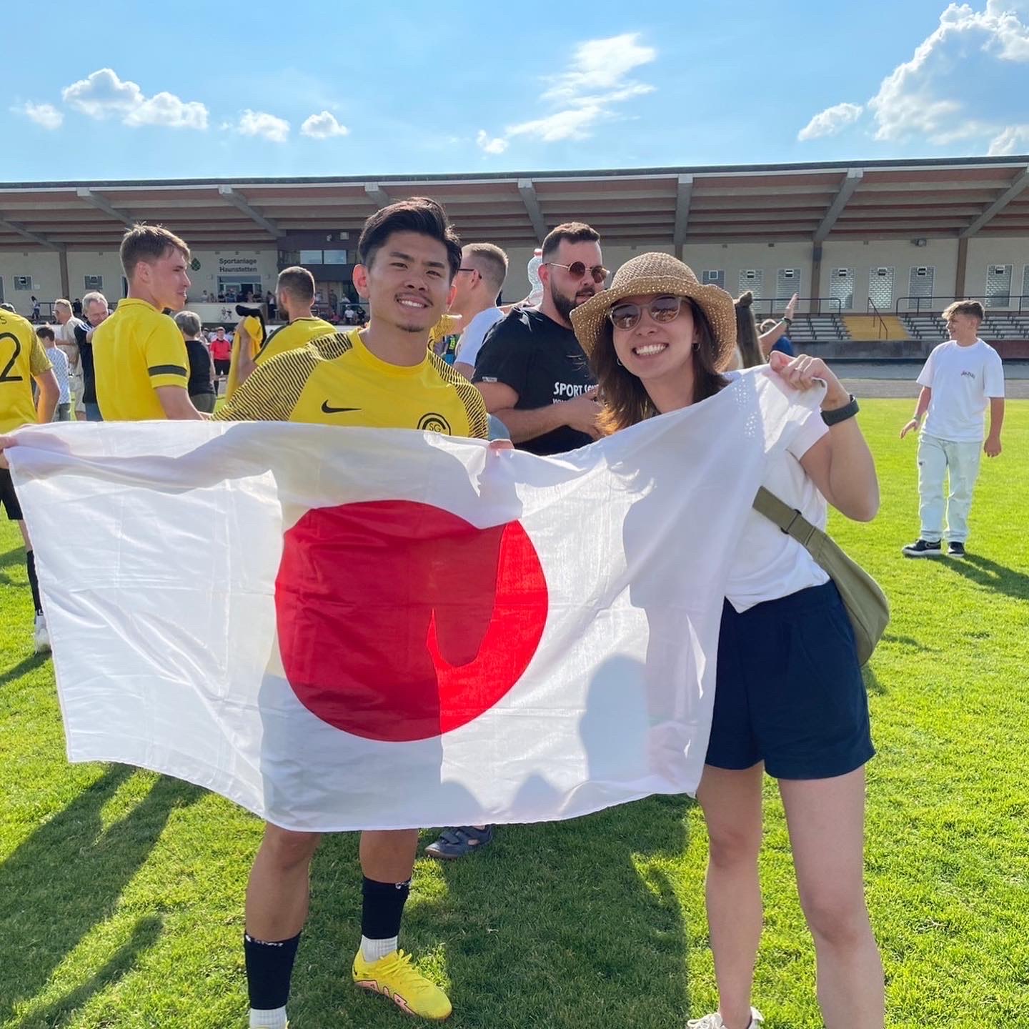 試合後に奥様と日の丸の国旗を持って写る林選手の写真