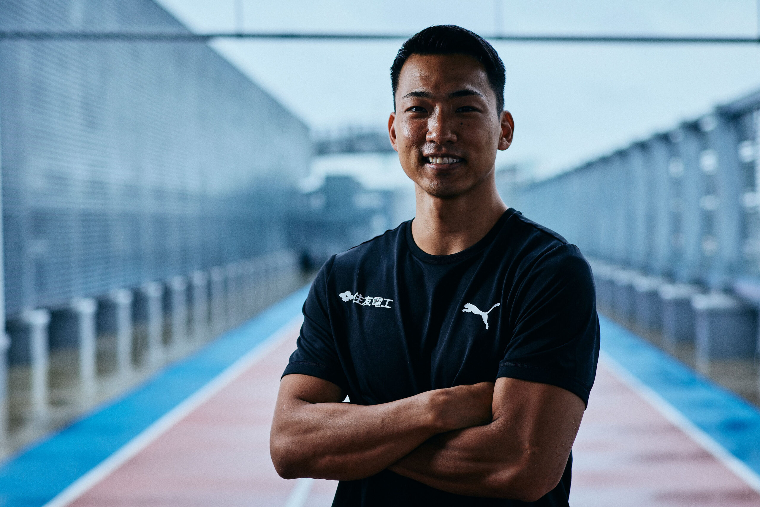 The photo of Maruyama with his arms crossed, looking at us and smiling.