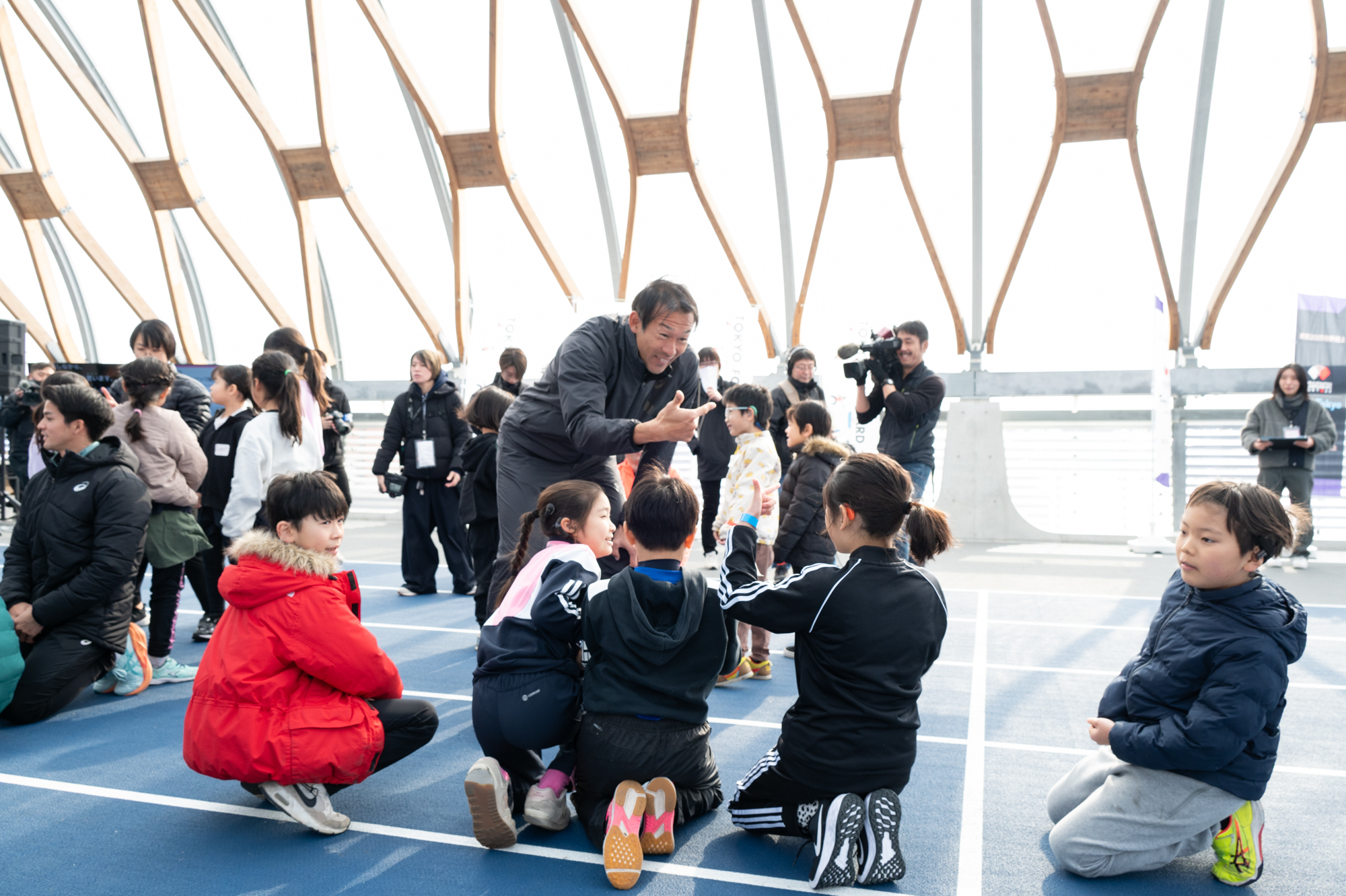 子供たちに手話で話かけている右代選手の写真