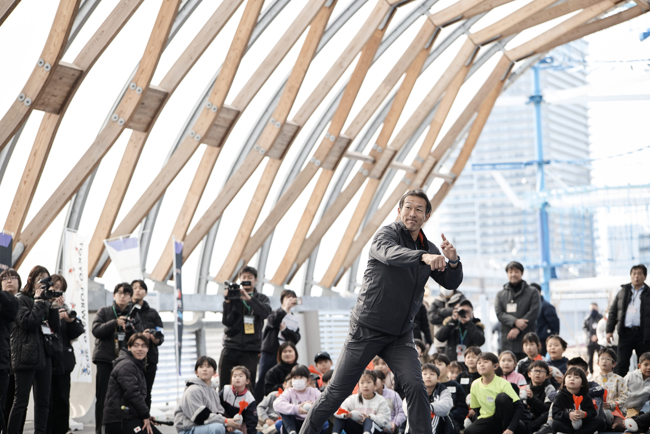 ジャベリックボールを投げ終わった右代選手の写真