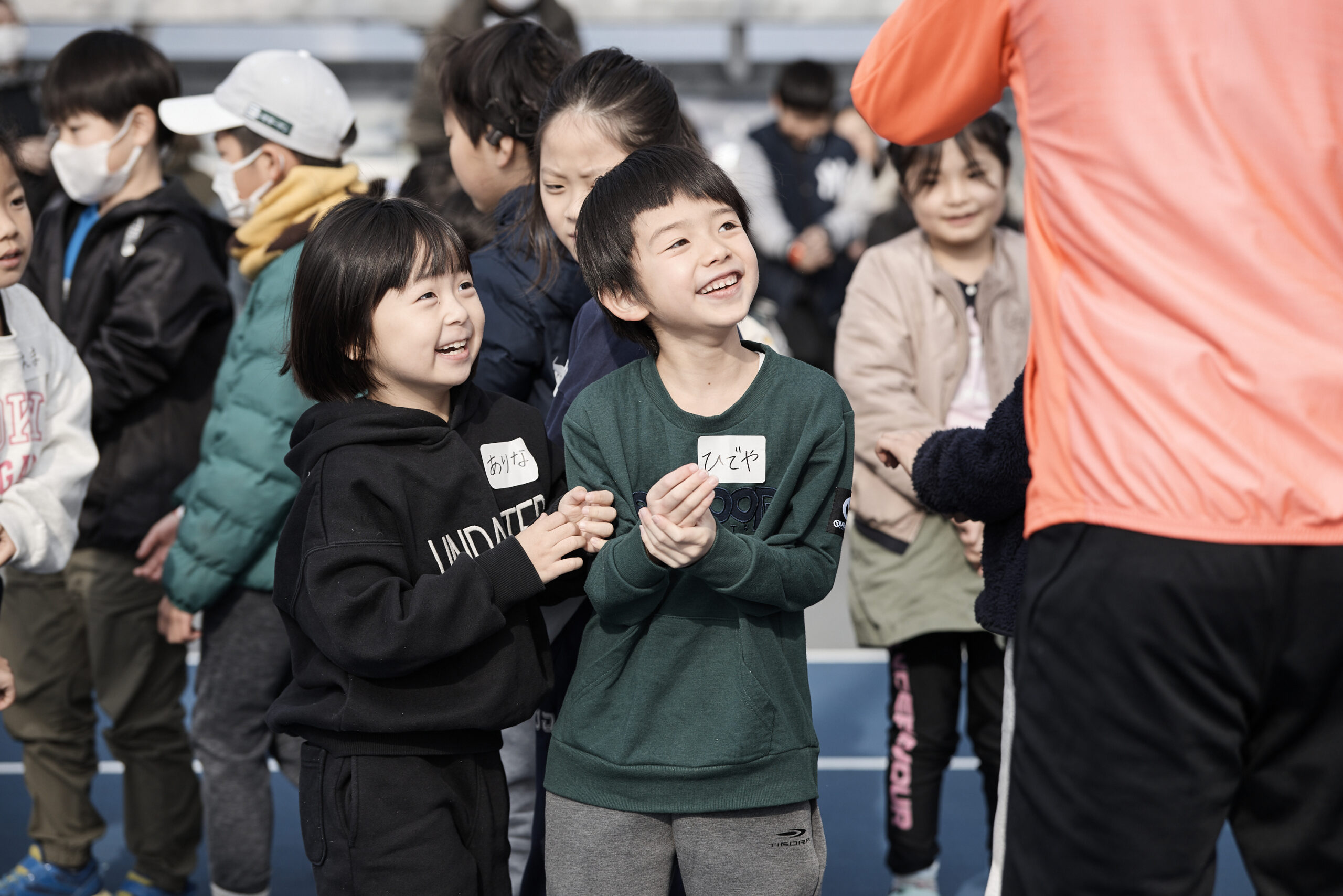 山田選手に話しかけようとしている子供たちの写真