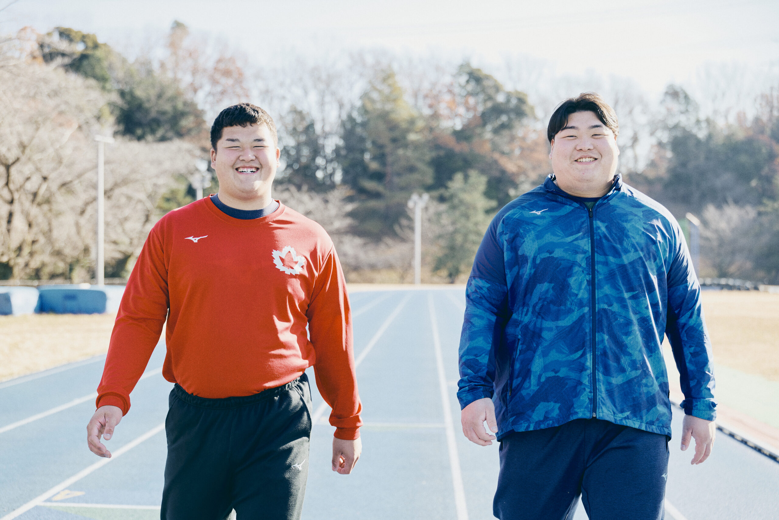 左側に小森選手、右側に奥村選手の写真