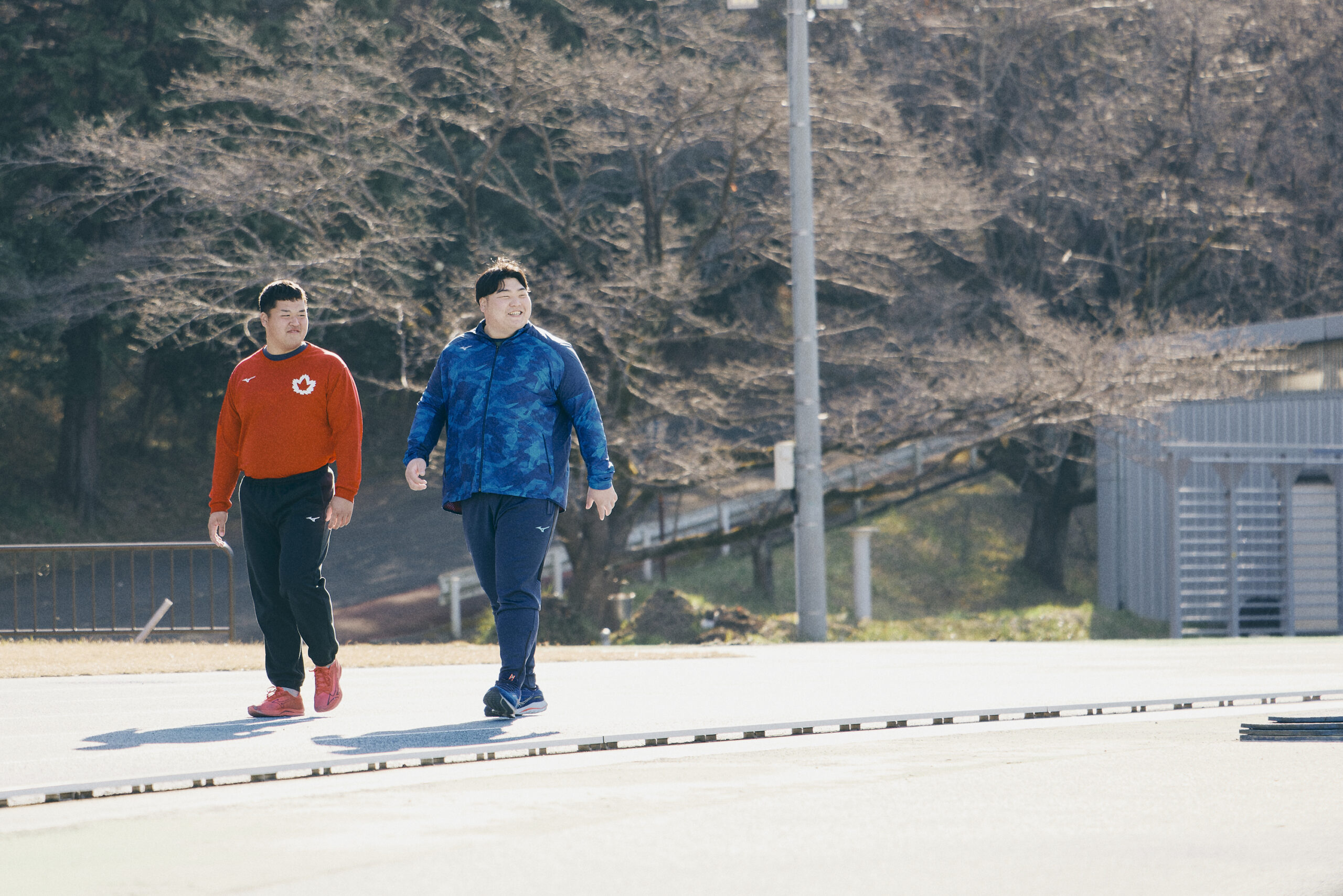 小森選手と一緒にトラックを歩いている奥村選手の写真