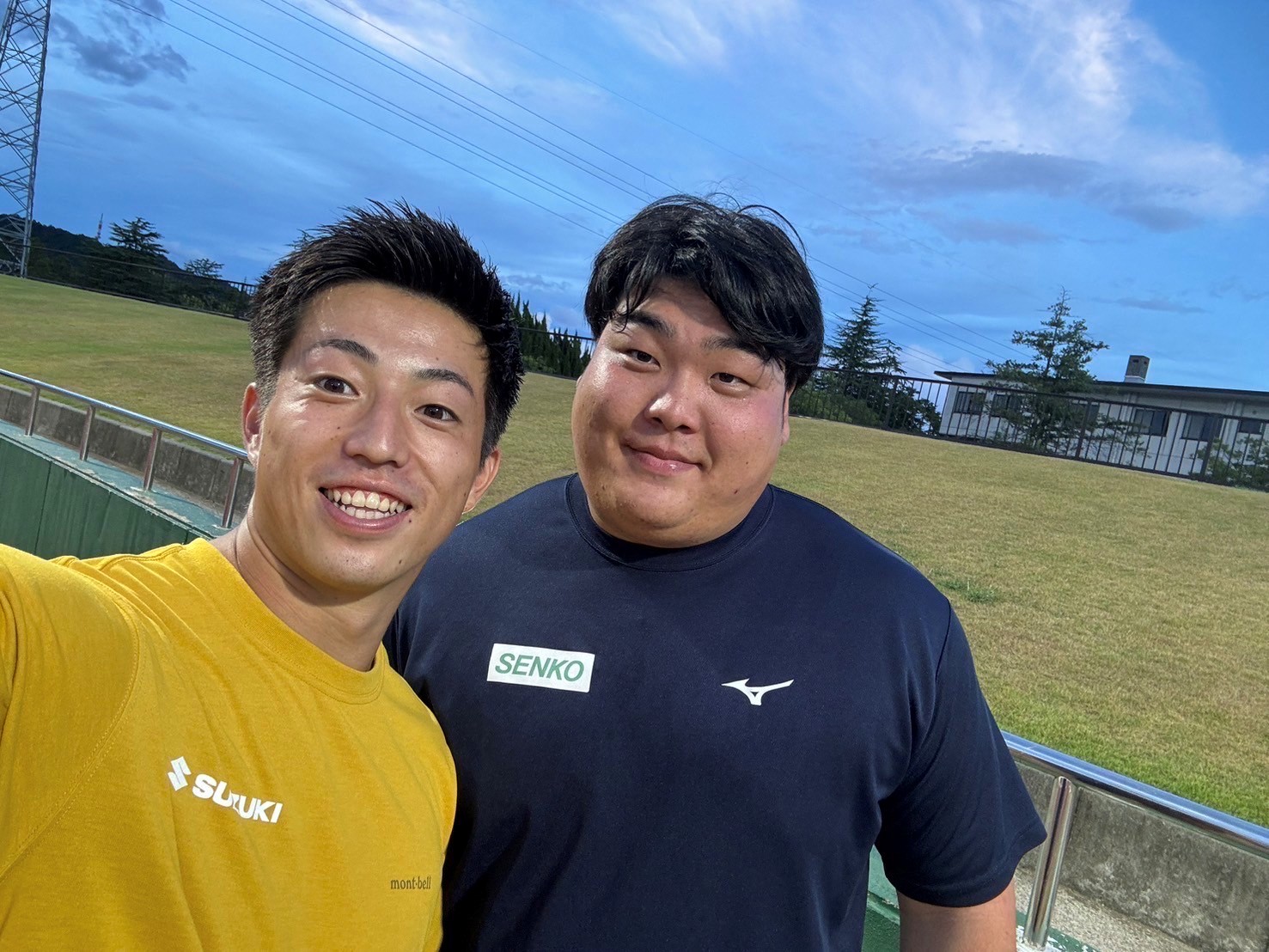 競技場で長沼選手といっしょに写っている奥村選手の写真