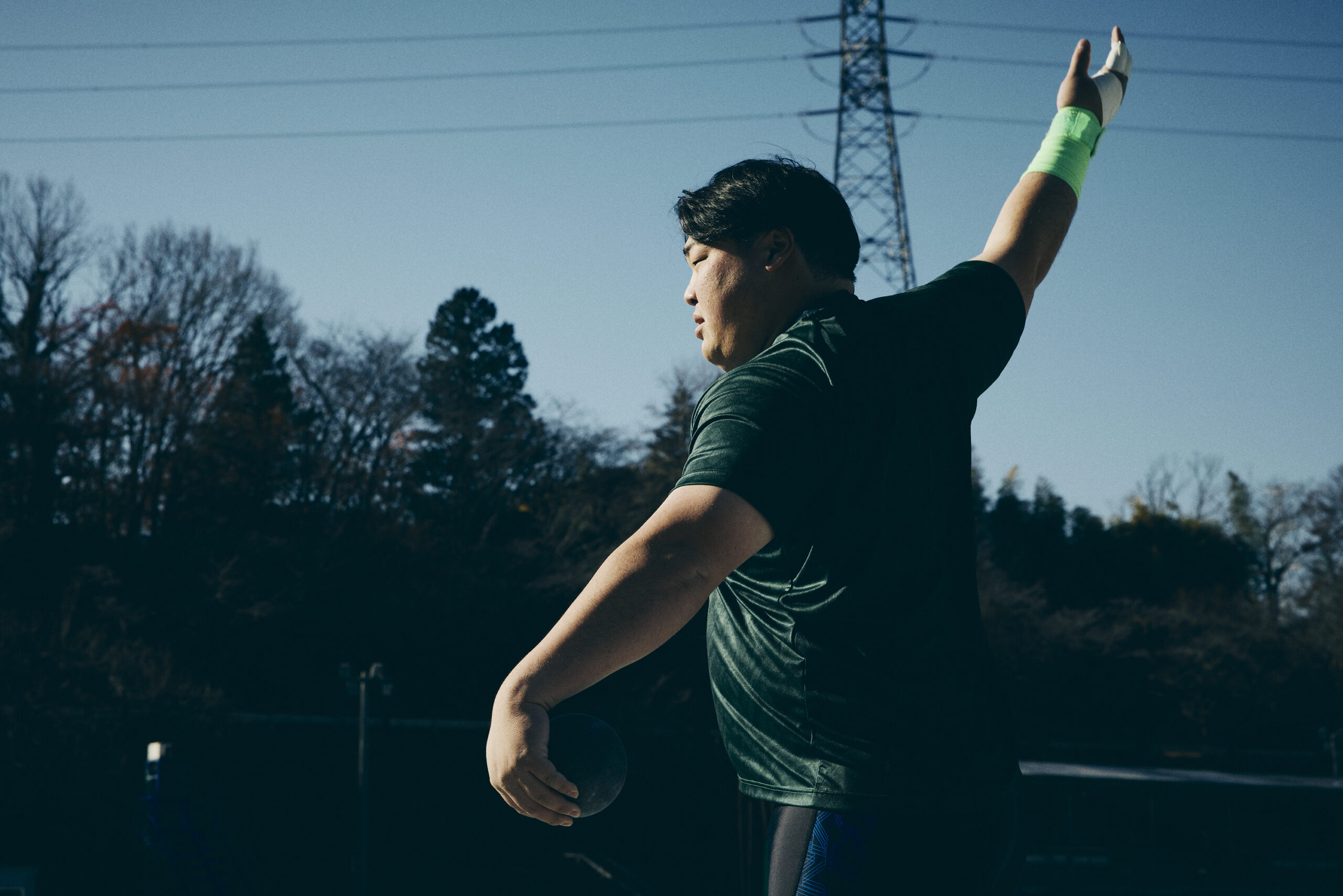 投げる前に右手をストレッチしている奥村選手の写真