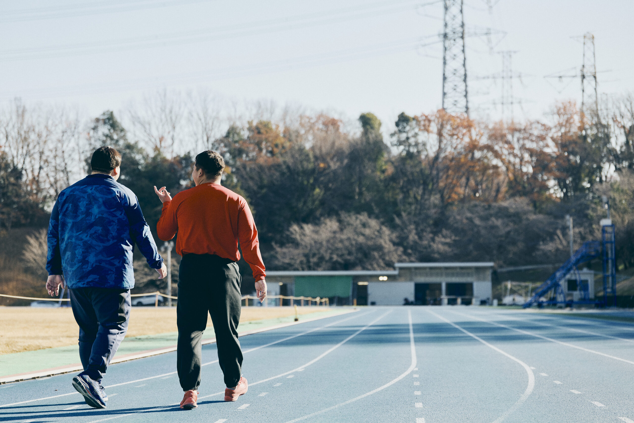 小森選手といっしょにトラックを歩いている奥村選手の写真