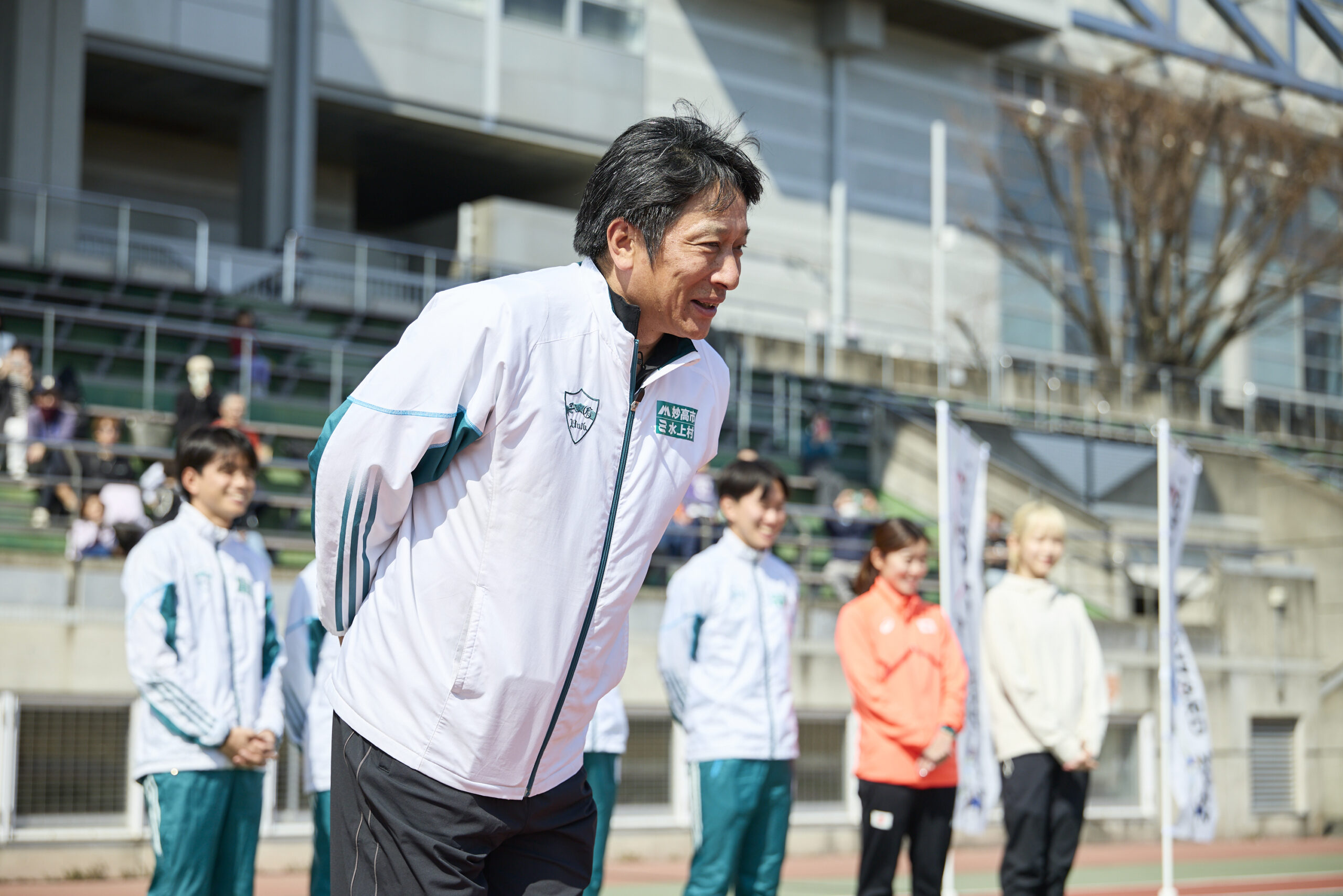 原監督が頭を下げている写真