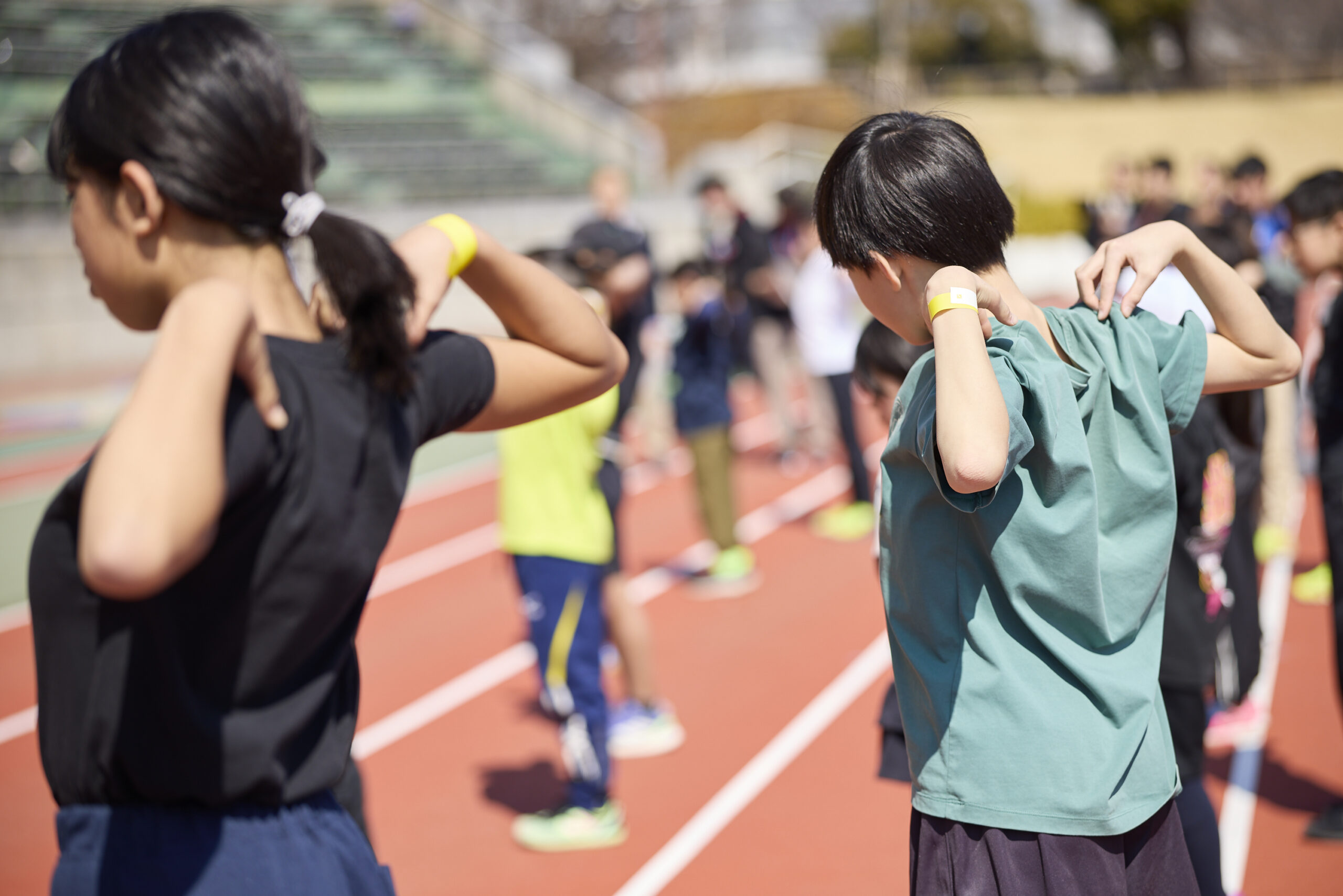 肩に手を置いて肘回しをしている参加者の写真