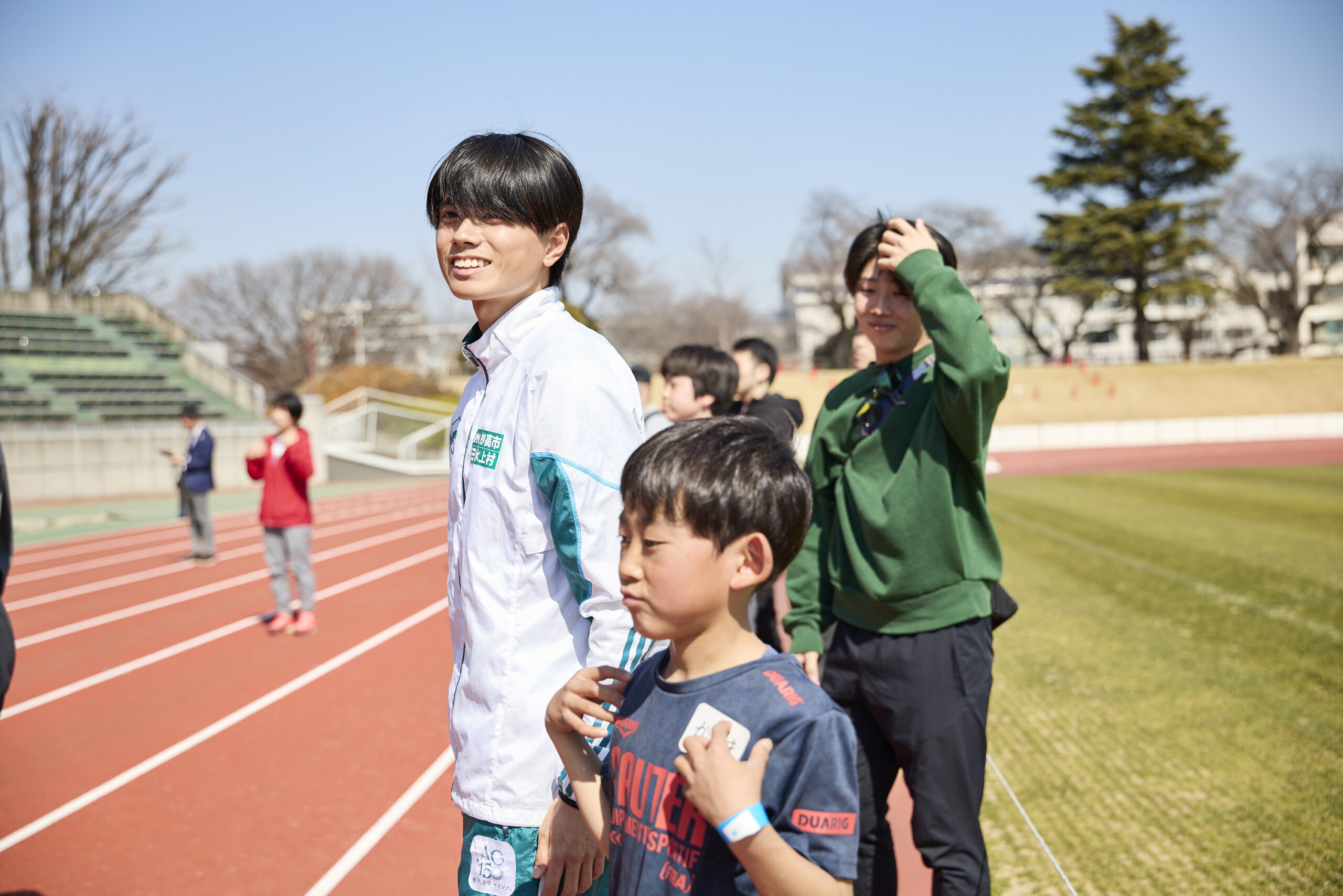 参加者の横にいる若林選手の写真