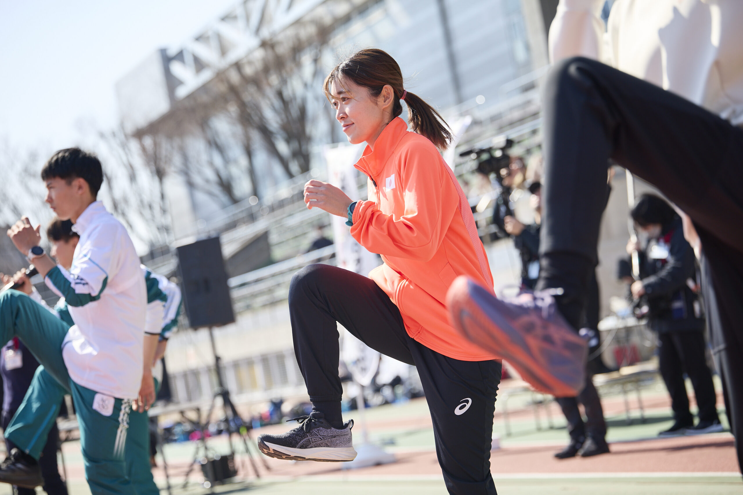 右膝をあげている岡田選手の写真