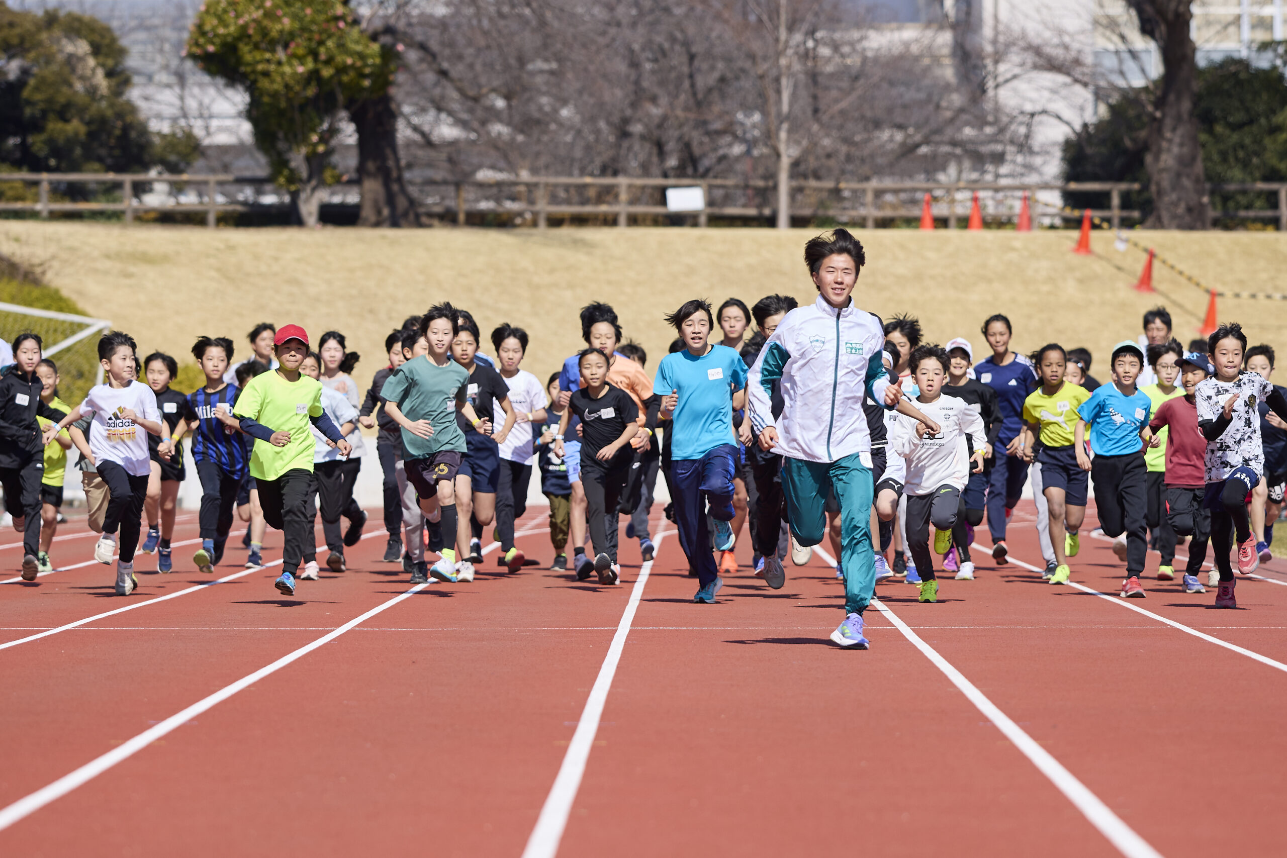 村上選手を筆頭に走っている参加者の写真