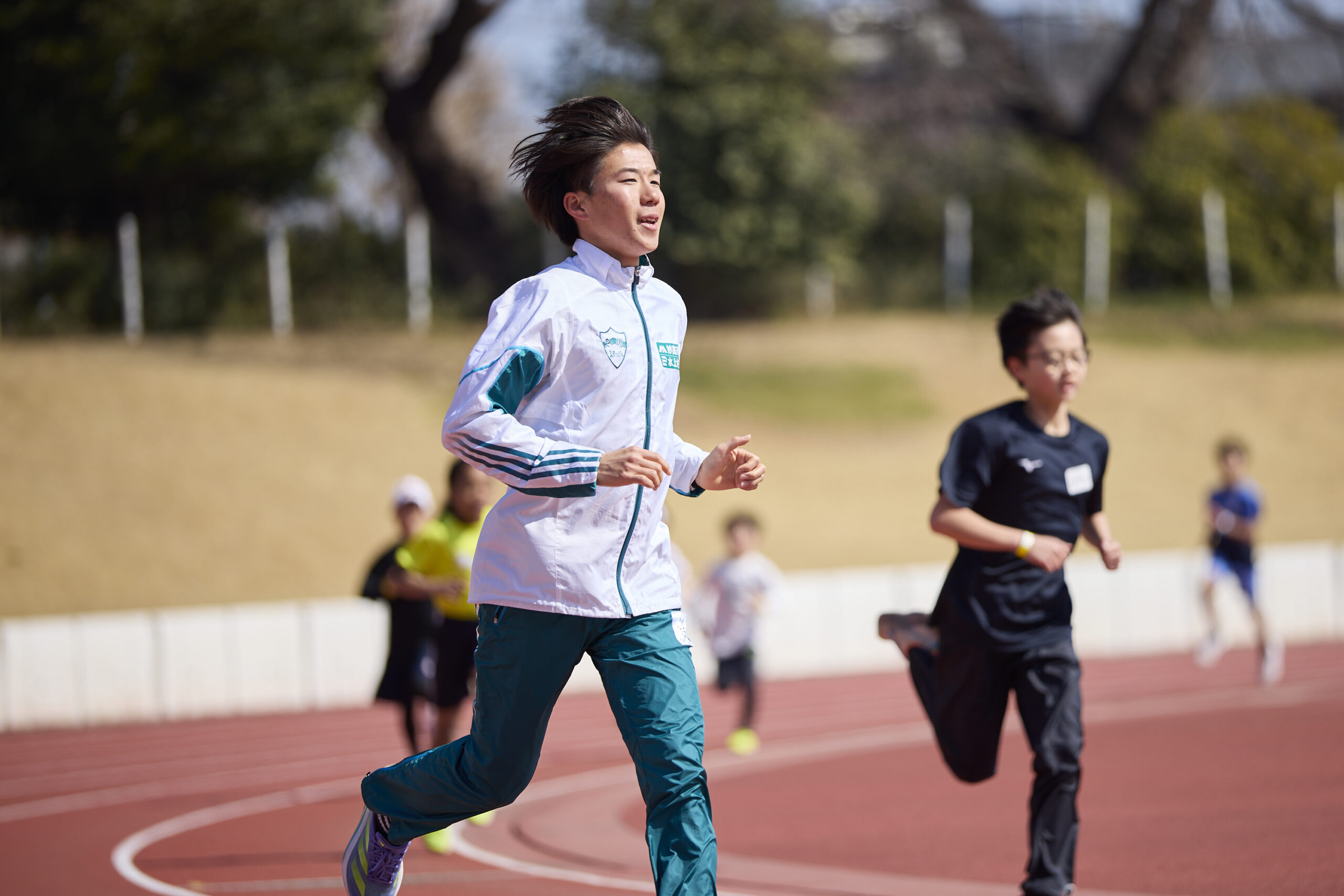 走っている村上選手の写真