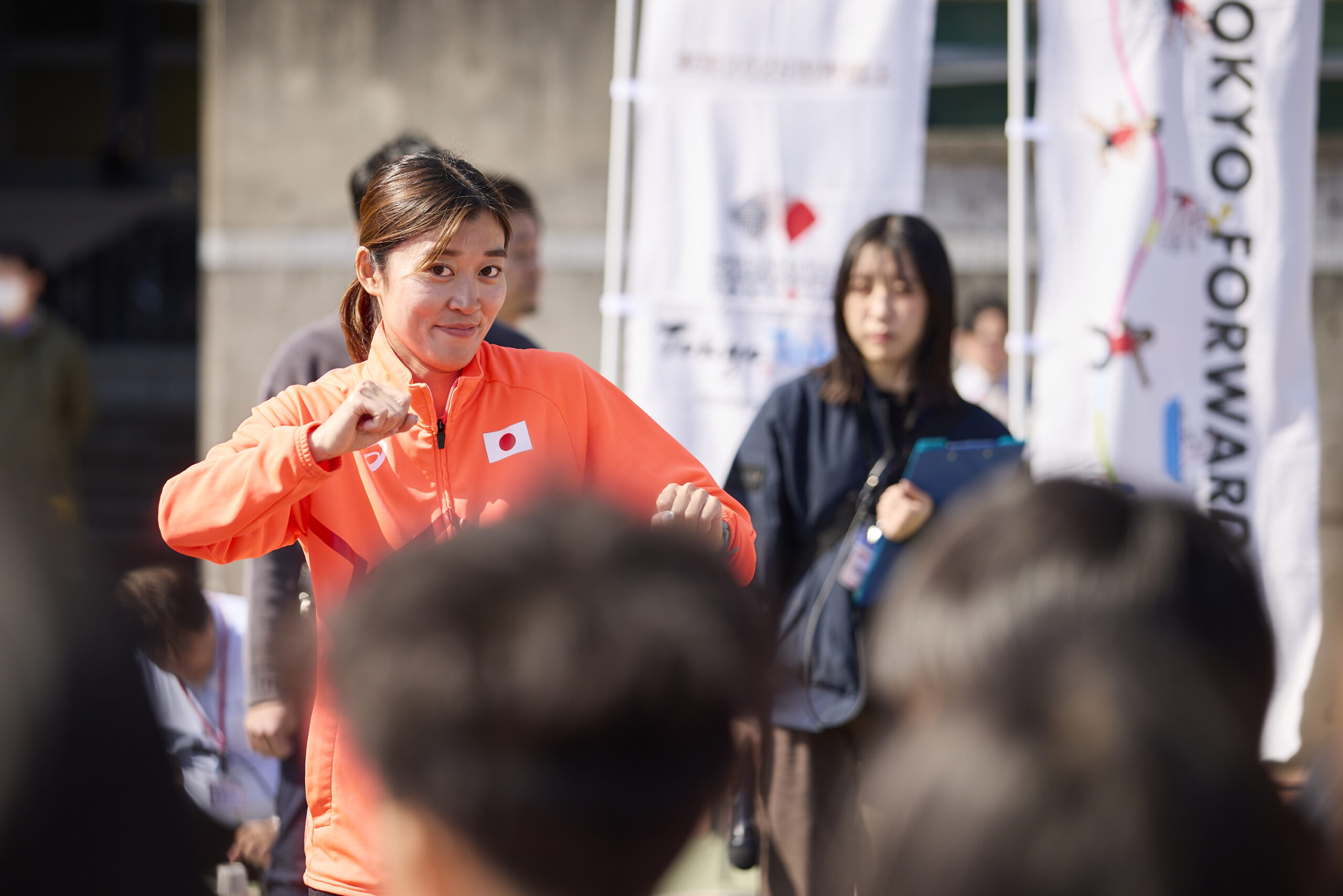 手話で伝えている岡田選手の写真