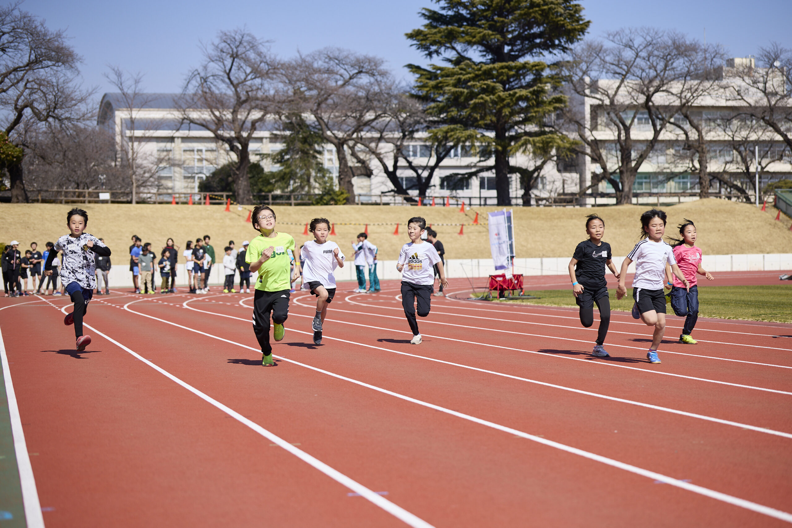 参加者と走っている志村さんの写真